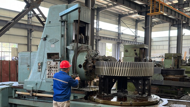 Gear hobbing machine